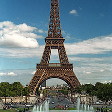 La façade nord-ouest de la tour Eiffel vue depuis le palais de Chaillot.