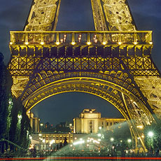 La tour Eiffel, le palais de Chaillot et le Champs-de-Mars le soir.