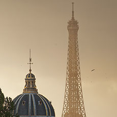 La tour Eiffel et l’Institut de France au coucher du soleil.