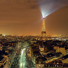 L’avenue d’Iéna et la tour Eiffel le soir.