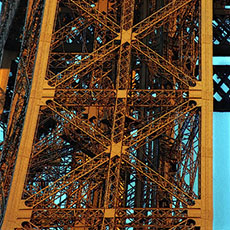 Le pilier nord de la tour Eiffel vu de l’avenue de New-York.