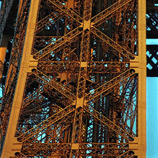Le pilier nord de la tour Eiffel vu de l’avenue de New-York.