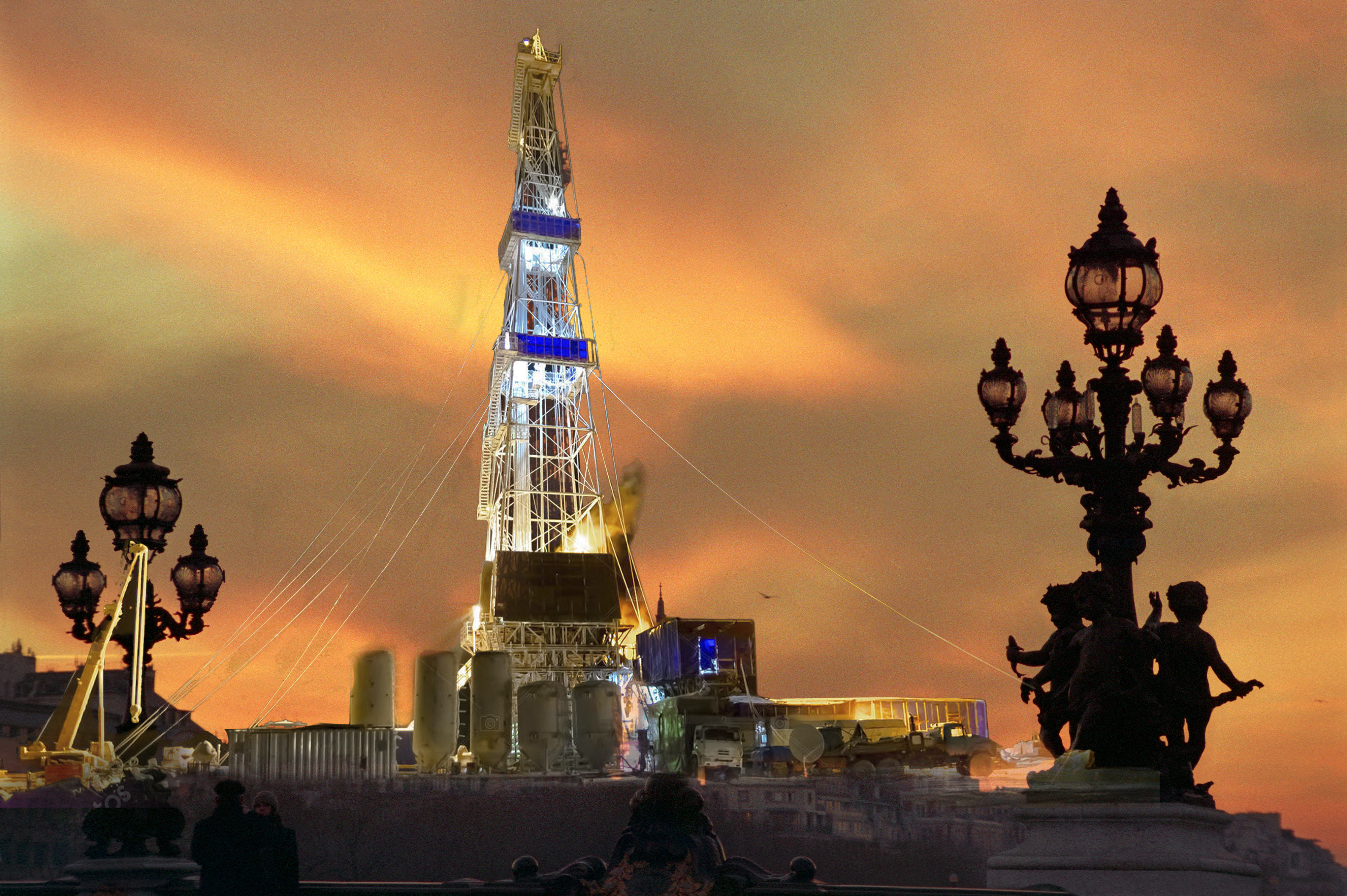 Une statue équestre sur le pont d’Iéna devant la tour Eiffel le soir.