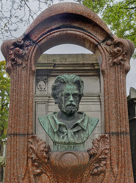 The tomb of Émile Zola in cimetière de Montmartre.