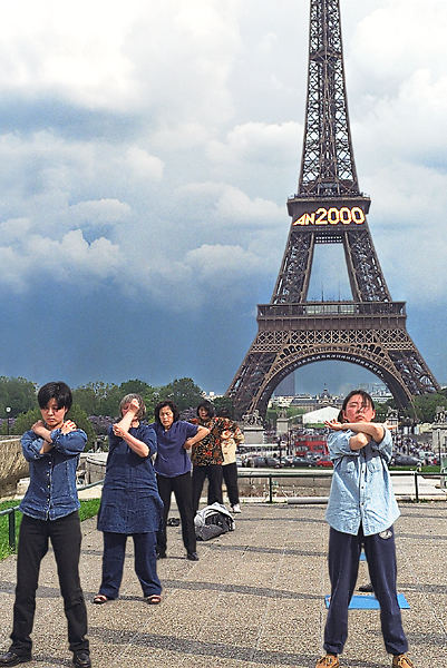 Falun’ Gong followers in front of the Eiffel Tower.