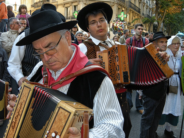 Deux accordéonistes dans la grande défilé de la Fête des Vendanges sur la rue Caulaincourt.