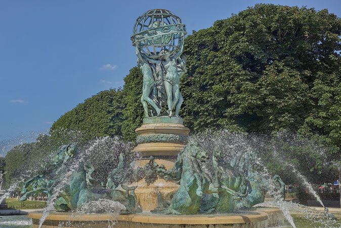 Water gushing from la fontaine de l’Observatoire in the jardin Marco-Polo.