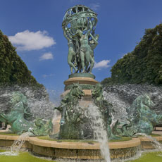 De l’eau jaillissant dans la Fontaine Carpeaux dans le jardin Marco-Polo.