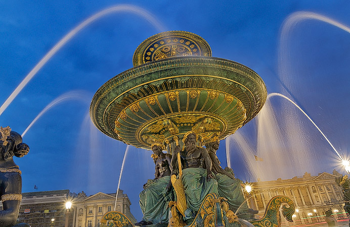 La fontaine des Fleuves dans la place de la Concorde la nuit.