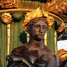 Trois statues de la fontaine des Mers dans la place de la Concorde.