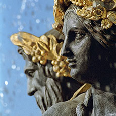 Les visages d’une néréide et d’un triton dans la fontaine des Mers.