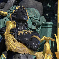 Une sculpture d’un triton dans la fontaine des Mers dans place de la Concorde.