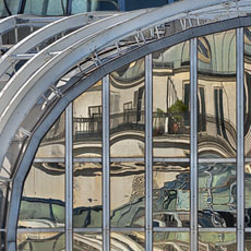 Reflections on a Willerval pavilion’s glass walls in les Halles.