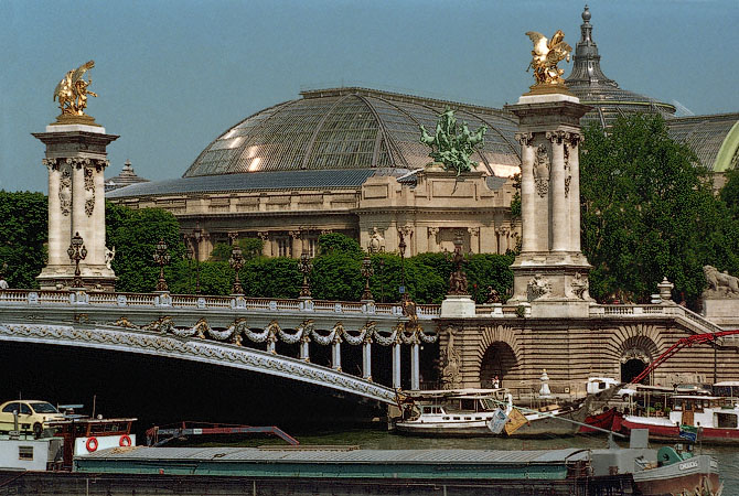 Le Grand Palais et la face orientale le pont Alexandre III.