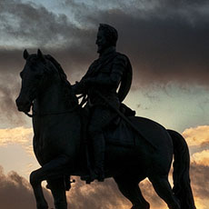 Le soleil se couche derrière la statue équestre du roi Henri IV devant le square du Vert-Galant.