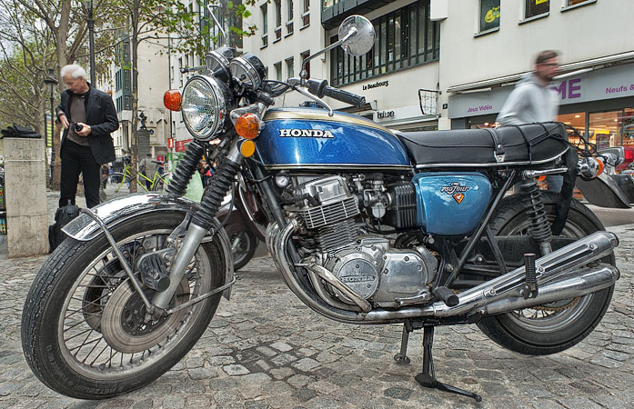 Une Honda 750 Four bleue des années 1975 sur la rue Rambuteau.