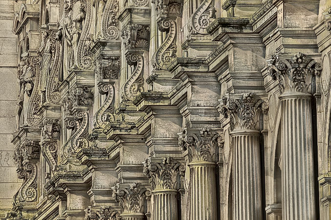 Des statues sur la façade principale de l’Hôtel de Ville de Paris.