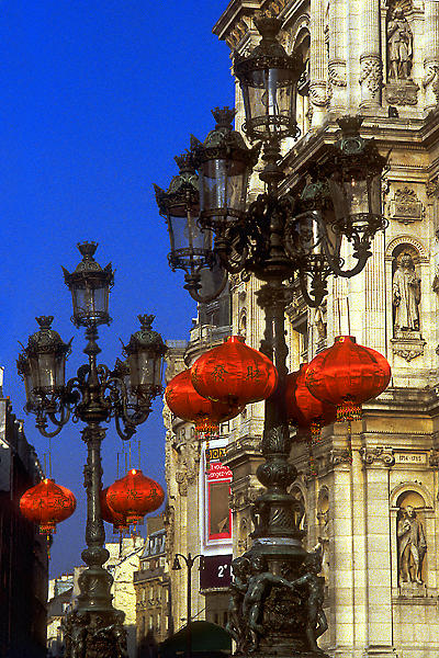 Des lampadaires chinois devant l’Hôtel de Ville.