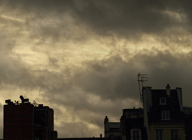 Des nuages gris au-dessus du Centre IRCAM.