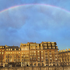 Un arc en ciel complet au-dessus de l’île de la Cité.