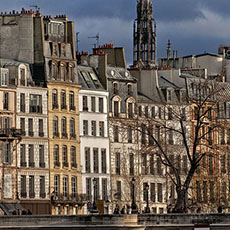 Le quai des Orfèvres, avec la Sainte-Chapelle en arrière plan vus du pont Neuf.