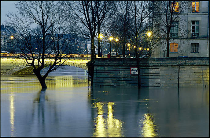 La pointe occidentale de l’île Saint-Louis lors des crues de la Seine en mars 2001.