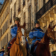 Trois Gardes Républicaine à cheval sur l’île Saint-Louis.