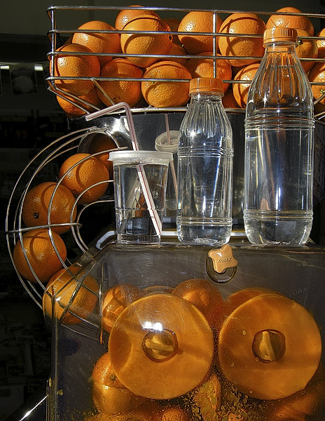 A fresh orange juice pressing machine on île Saint-Louis.