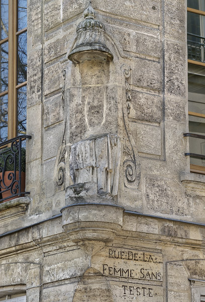 Une statue décapitée dans une niche sur le quai de Bourbon, île Saint-Louis.