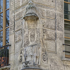 A beheaded statue in a niche on quai de Bourbon, île Saint-Louis.