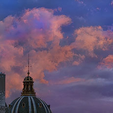 Des nuages oranges flottant au-dessus de l’Institut de France au coucher du soleil.