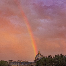 Un arc-en-ciel sur l’Institut de France et la Rive gauche au coucher du soleil.