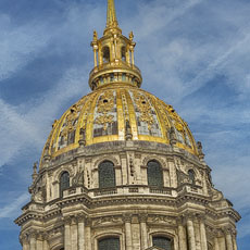 La façade sud du dôme de l’église Saint-Louis-des-Invalides vue du Rond-Point du Bleuet de France.