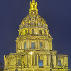 Le dôme de l’église Saint-Louis-des-Invalides la nuit.