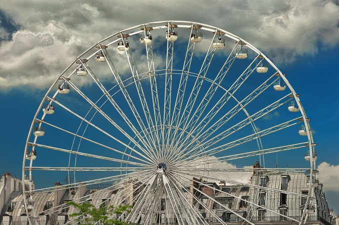 A Ferris wheel on the north side of the Tuileries Garden, seen in front of buildings on rue de Rivoli.