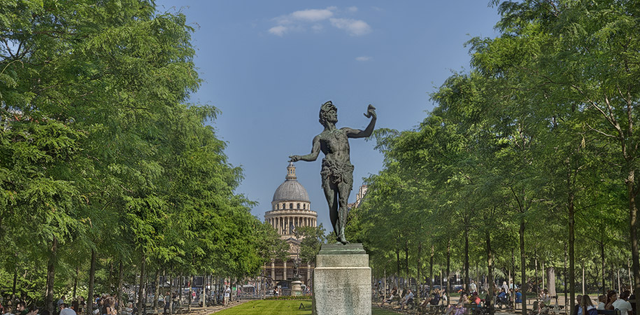 La statue en bronze dans le Jardin du Luxembourg intitulée «L’Acteur Grec» du baron Charles-Arthur Bourgeois.