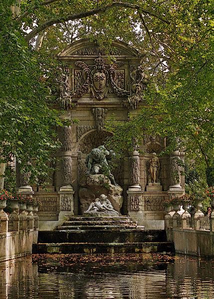 La fontaine Médicis dans le jardin du Luxembourg.