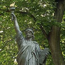 Une reproduction de la Statue de la Liberté dans le jardin du Luxembourg.