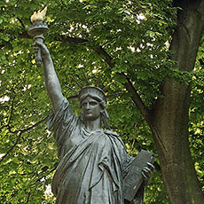 Une reproduction de la Statue de la Liberté dans le jardin du Luxembourg.