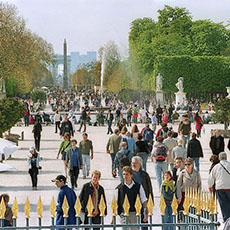 The eastern entrance to the Tuileries Gardens with place de la Concorde and l’Arc de Triomphe behind.