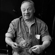 Un marchande d’antiquités avec son chat au marché aux puces de la porte de Clignancourt.