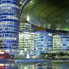 Les tours du complexe Cœur Défense à Courbevoie le soir.