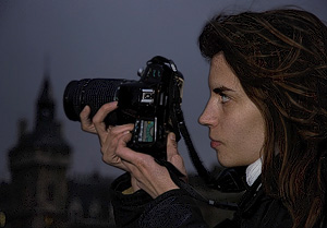 Une étudiante en train de photographier la Conciergerie avec un reflex argentique Nikon.