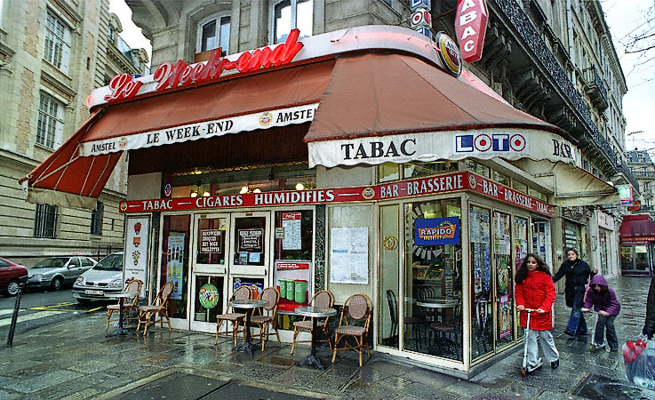 Le café-tabac «Le Week-end» sur la rue de Turbigo.