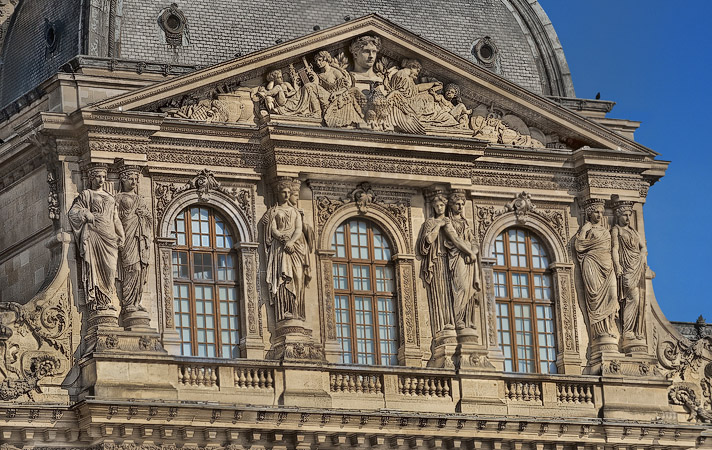 Le fronton central au sommet du pavillon Sully.