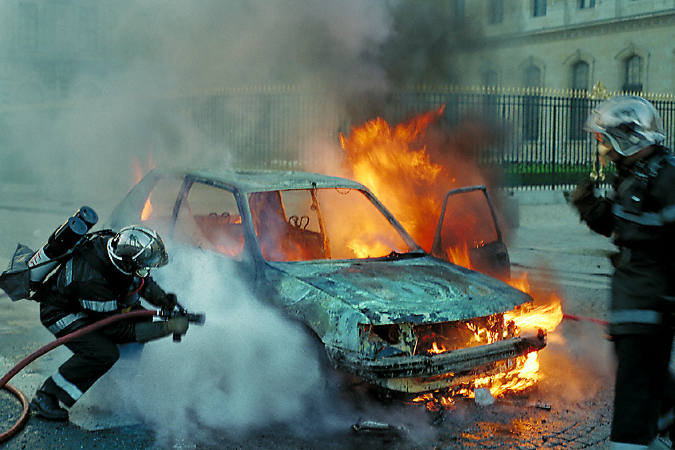 Une Peugeot 295 feu au niveau du pont des Arts sur le quai du Louvre.