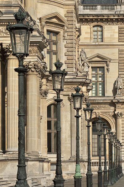 Des lampadaires dans la cour Napoléon du Louvre.