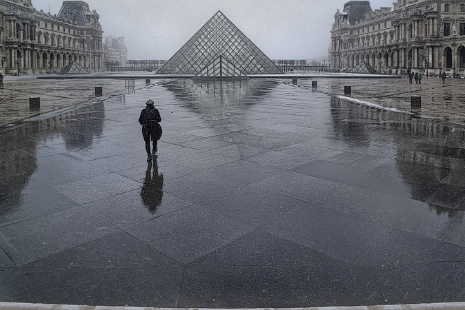 La grande pyramide du Louvre dans une tempête de neige.