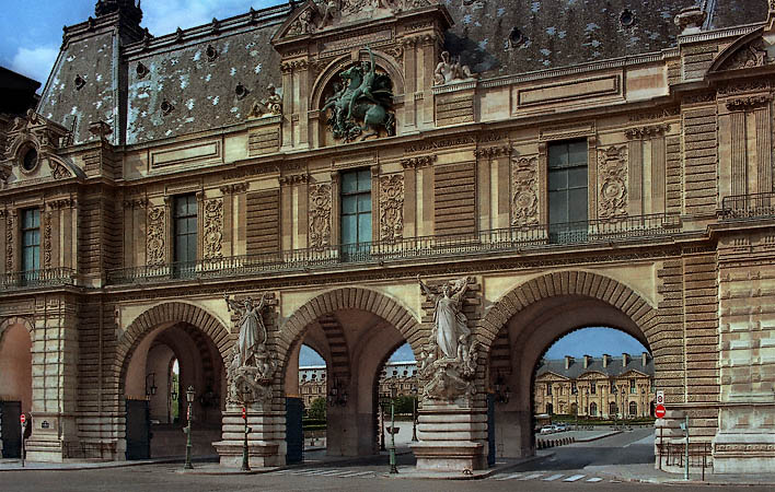Les Guichets du Louvre sur la façade méridionale du musée.