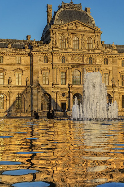 Le pavillon Sully du musée du Louvre au coucher du soleil.